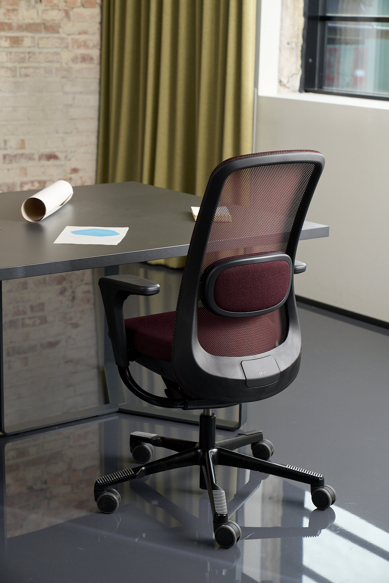 HÅG SoFi mesh in burgundy at desk | Photo : Bow Studios